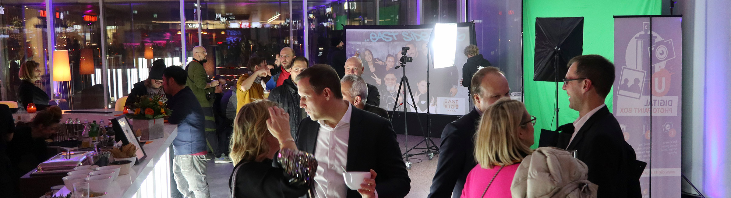 Gäste des VIP-Bereichs der East Side Mall mit Photobooth und digitaler Graffitiwand Die Location des VIP-Bereichs der East Side Mall mit Photobooth und digitaler Graffitiwand