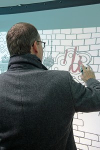 Berlins Bürgermeister signiert die Digitale Graffiti Wand.